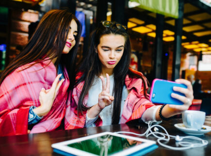 TikTok vs YouTube Shorts, która platforma lepiej sprzedaje?
